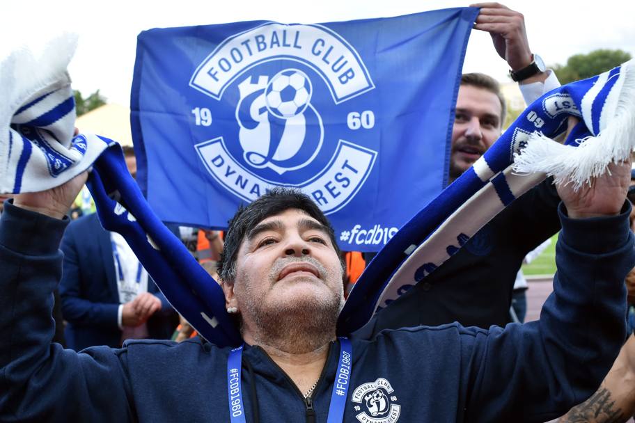 Diego Armando Maradona saluta i tifosi. Afp